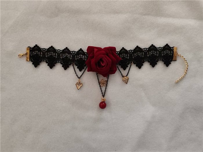 COLLAR WITH RED ROSE