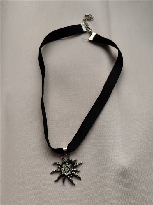 BAVARIAN flower necklace with diamond